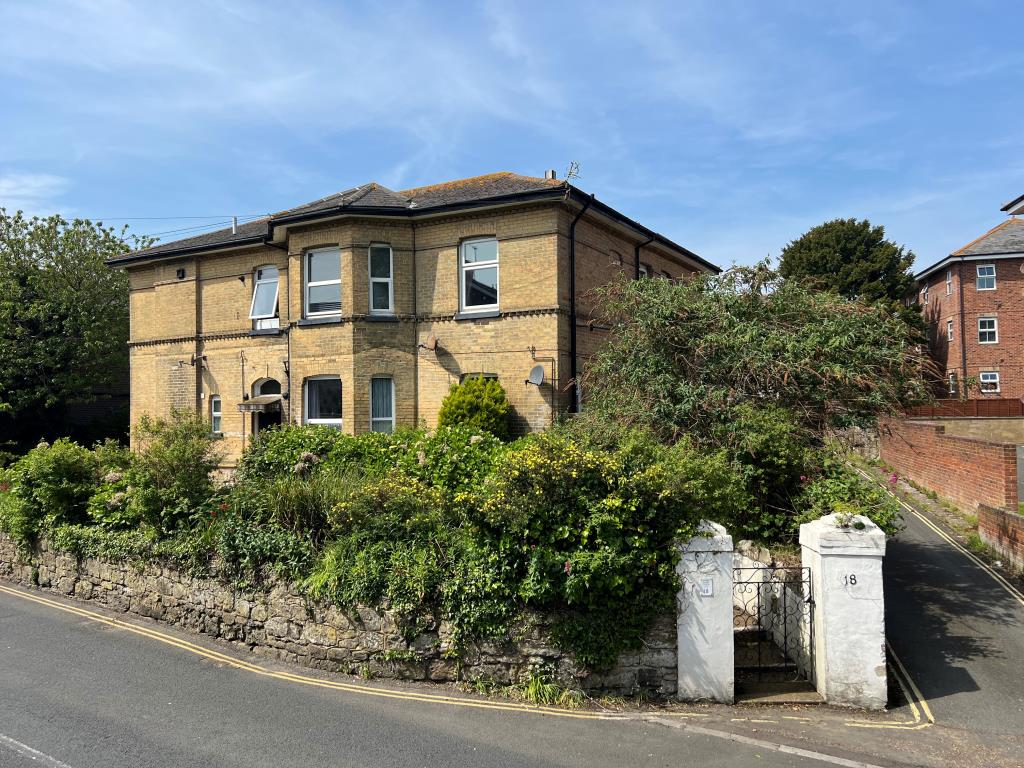 Lot: 100 - GROUND FLOOR GARDEN FLAT WITH PARKING FOR IMPROVEMENT - View of the block from North Road